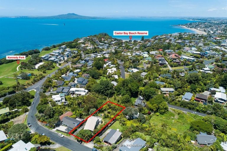 Photo of property in 10 Peter Terrace, Castor Bay, Auckland, 0620