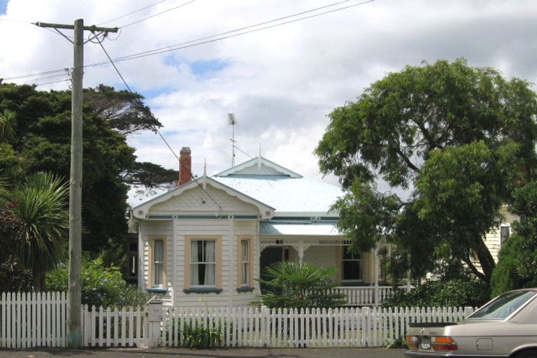 Photo of property in 12 Waterview Road, Stanley Point, Auckland, 0624