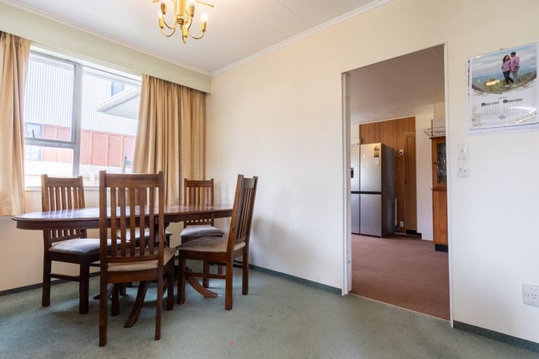 Photo of property in 18 Utauta Street, Waikanae, 5036