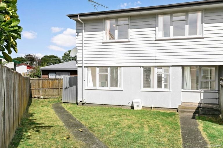 Photo of property in 2/41 Greenslade Crescent, Northcote, Auckland, 0627