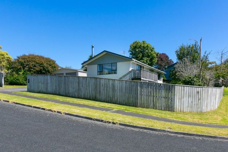 Photo of property in 43 Riversdale Drive, Merrilands, New Plymouth, 4312