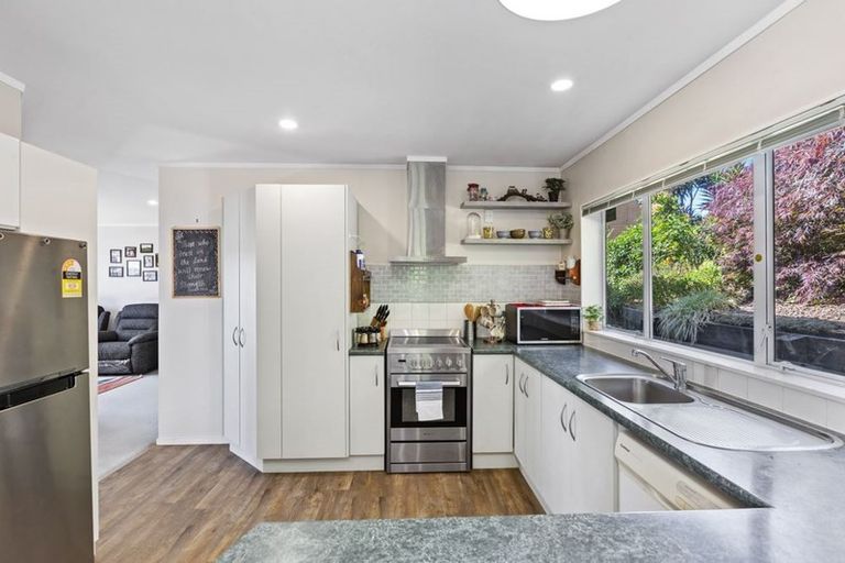 Photo of property in 10 Ryden Place, Glen Eden, Auckland, 0602