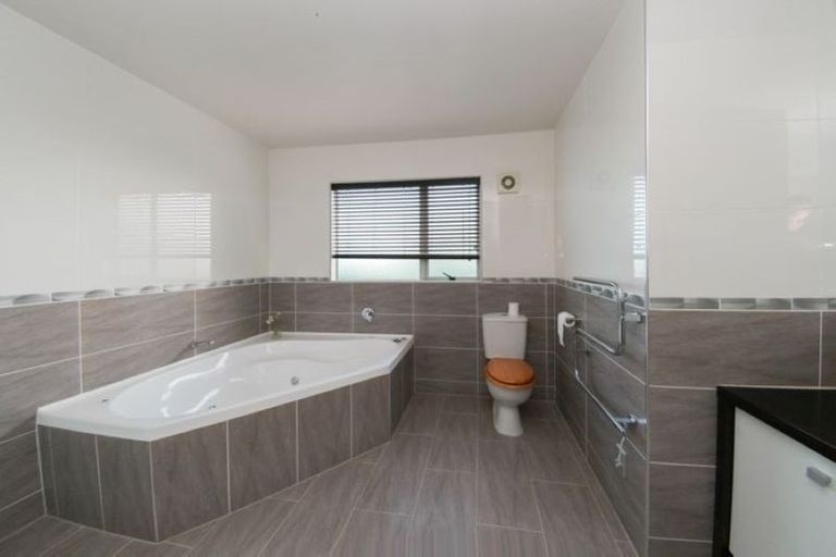 Photo of property in 30 Cherrywood Crescent, Northpark, Auckland, 2013