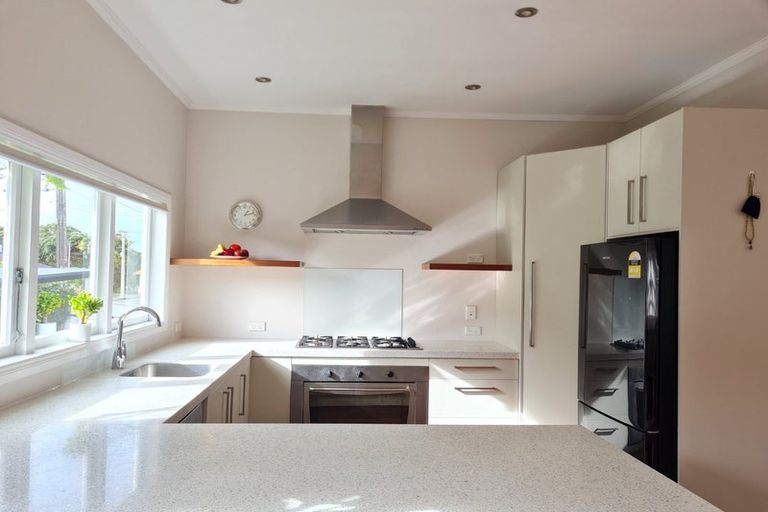 Photo of property in 2/11 Seaview Avenue, Northcote, Auckland, 0627