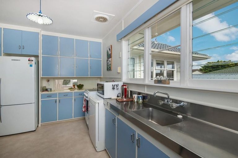 Photo of property in 2/37 Shakespeare Road, Milford, Auckland, 0620