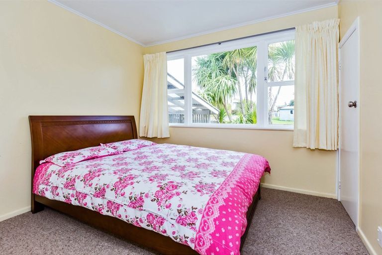 Photo of property in 2 Claridge Street, Glen Eden, Auckland, 0602
