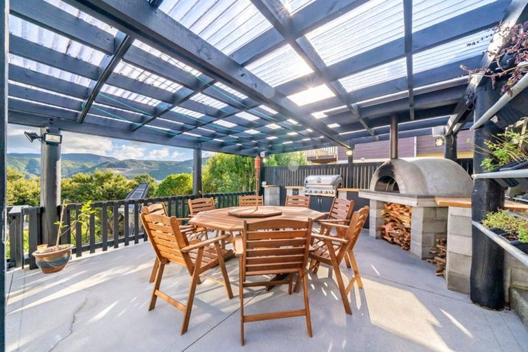 Photo of property in 28 Castle Crescent, Stokes Valley, Lower Hutt, 5019