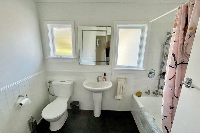 Photo of property in 6 Rarawa Place, Vogeltown, New Plymouth, 4310