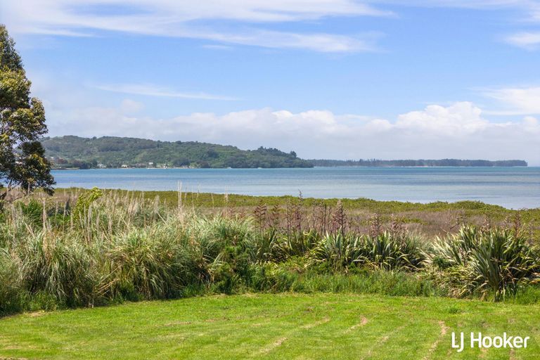 Photo of property in 61 Athenree Road, Athenree, 3177