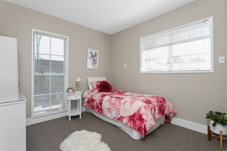 Photo of property in 39 Crofton Road, Harewood, Christchurch, 8051