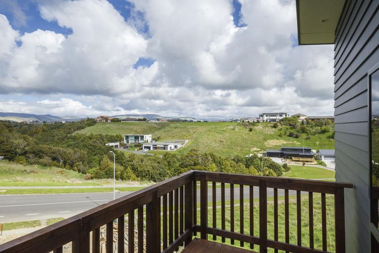 Photo of property in 3 Vaucluse Heights, Fitzherbert, Palmerston North, 4410