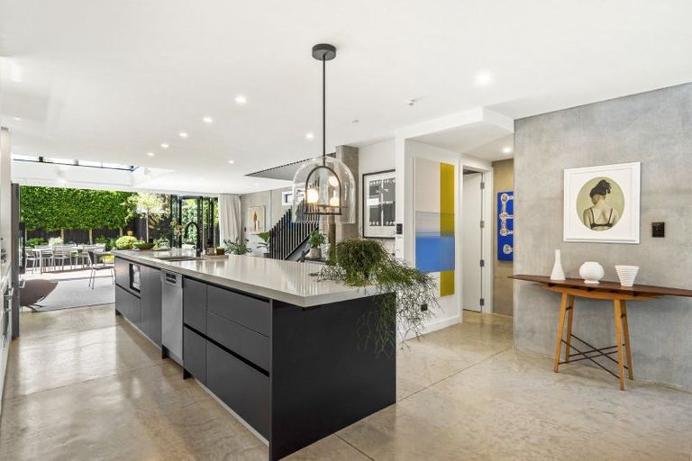 Photo of property in 81 Queen Street, Northcote Point, Auckland, 0627