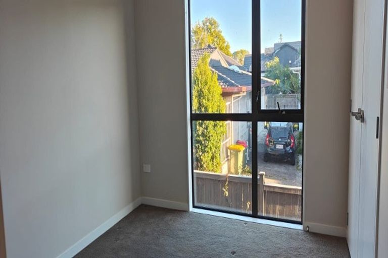 Photo of property in 5/58 Te Atatu Road, Te Atatu South, Auckland, 0610
