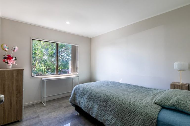 Photo of property in 1/13 Martin Place, Kelston, Auckland, 0602
