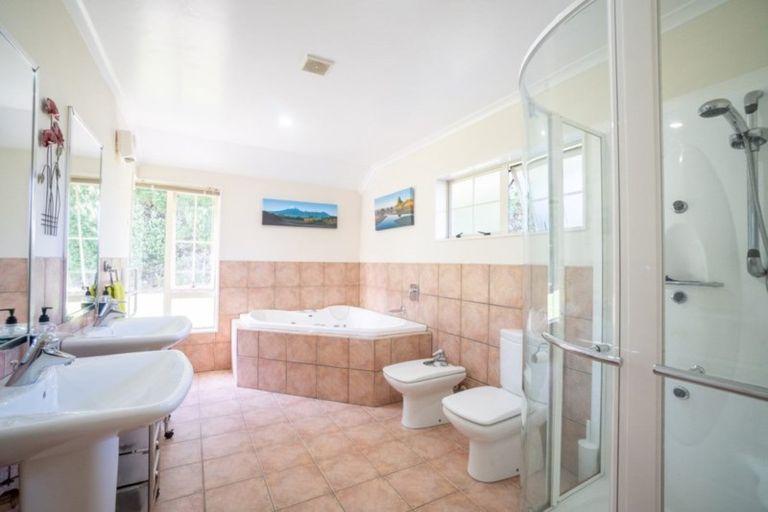 Photo of property in 50 Waicola Drive, Fitzherbert, Palmerston North, 4471