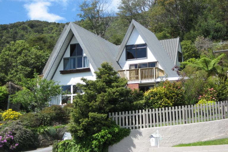 Photo of property in 35 Seaview Crescent, Picton, 7220