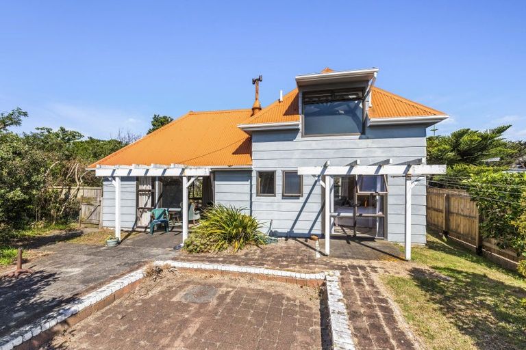 Photo of property in 87 Golf Road, Paraparaumu Beach, Paraparaumu, 5032