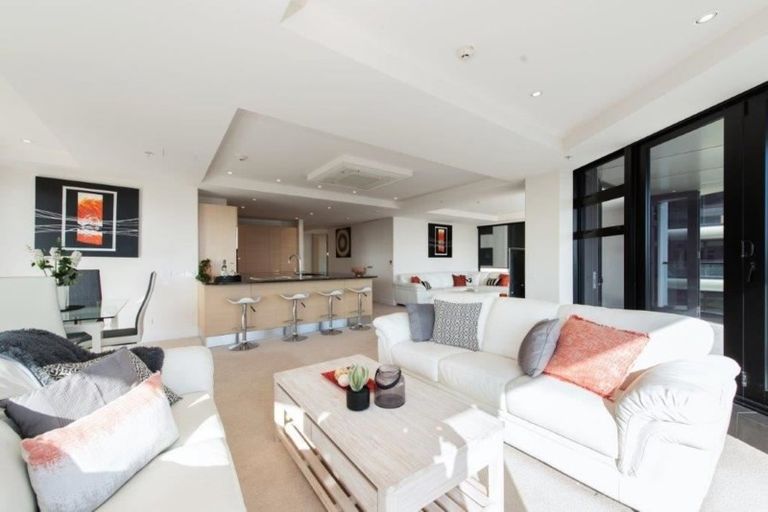 Photo of property in 2/6 Marine Parade, Mount Maunganui, 3116