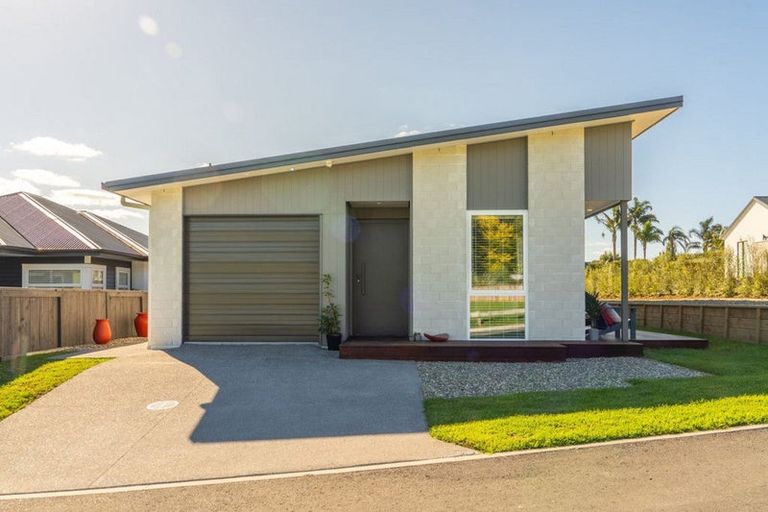 Photo of property in 47a Western Avenue, Omokoroa, 3114