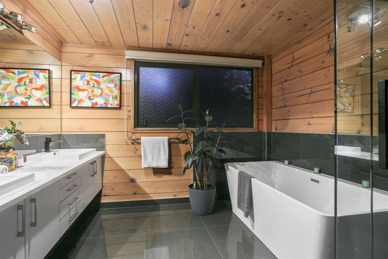 Photo of property in 2/10 Braemar Road, Castor Bay, Auckland, 0620