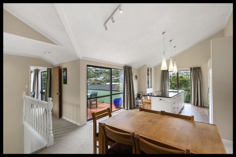 Photo of property in 2 Woodford Way, Crofton Downs, Wellington, 6035