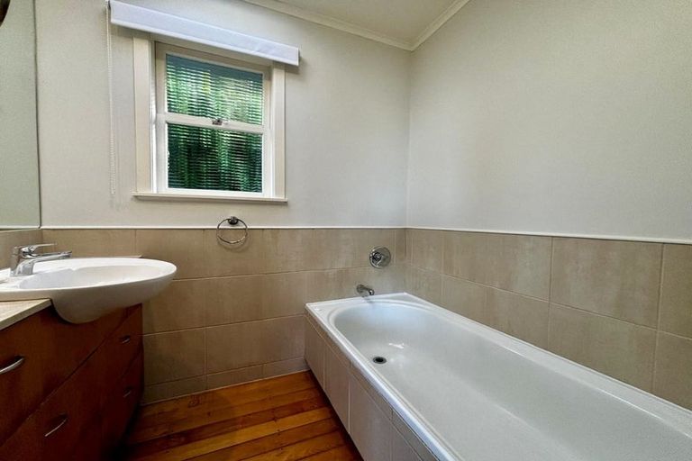 Photo of property in 28a Old Lake Road, Narrow Neck, Auckland, 0624