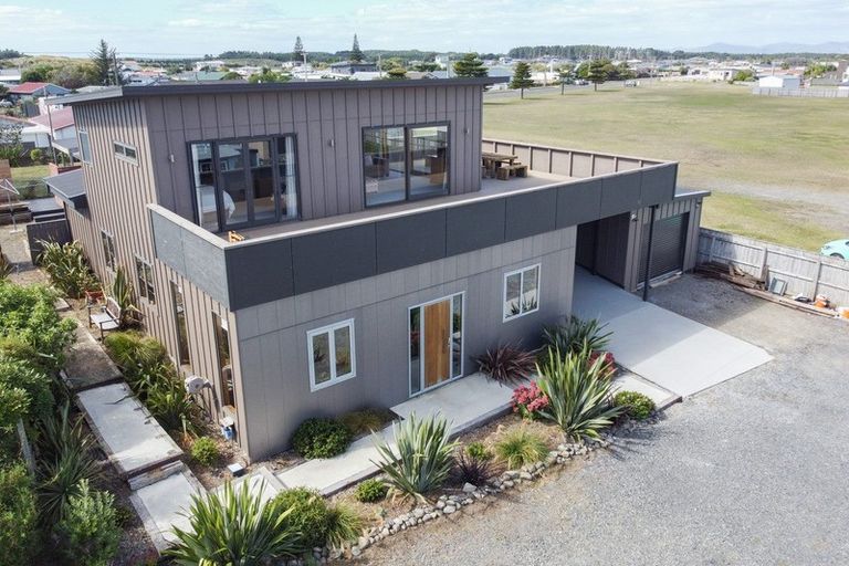 Photo of property in 27 Hall Place, Foxton Beach, Foxton, 4815