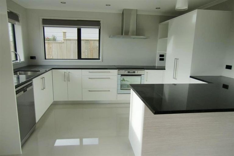 Photo of property in 28 Queens Road, Glen Avon, New Plymouth, 4312