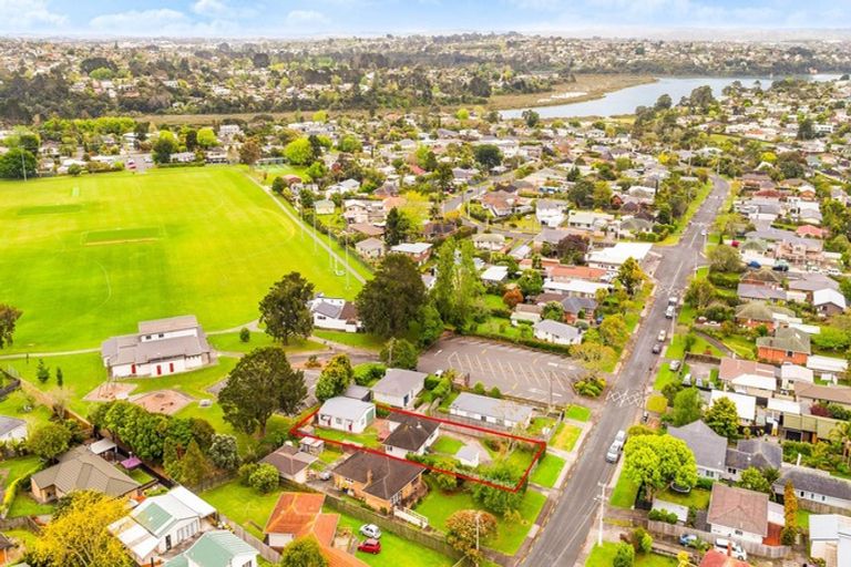 Photo of property in 43 Neil Avenue, Te Atatu Peninsula, Auckland, 0610