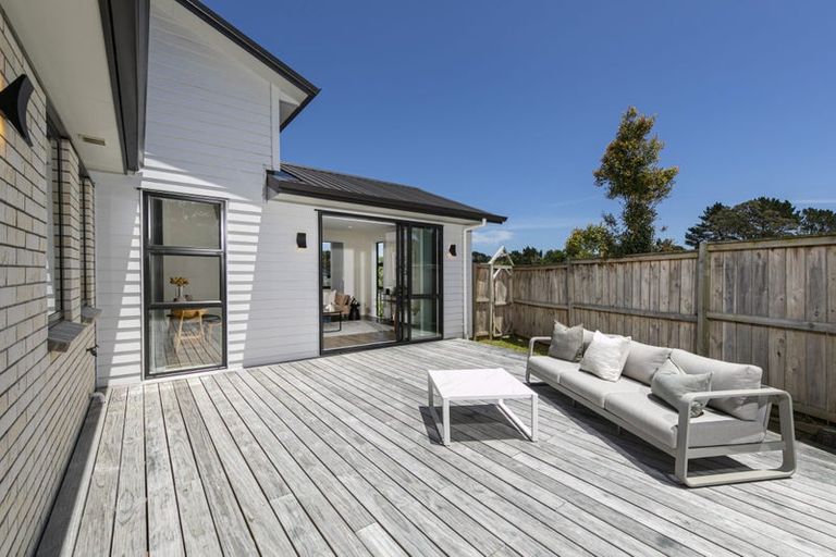 Photo of property in 1 Mcindoe Road, Kumeu, 0810