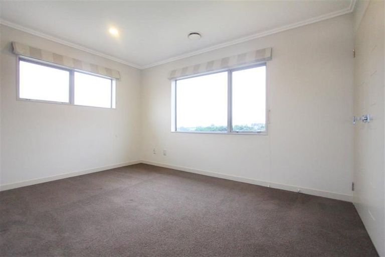 Photo of property in 8 Henriette Place, The Gardens, Auckland, 2105