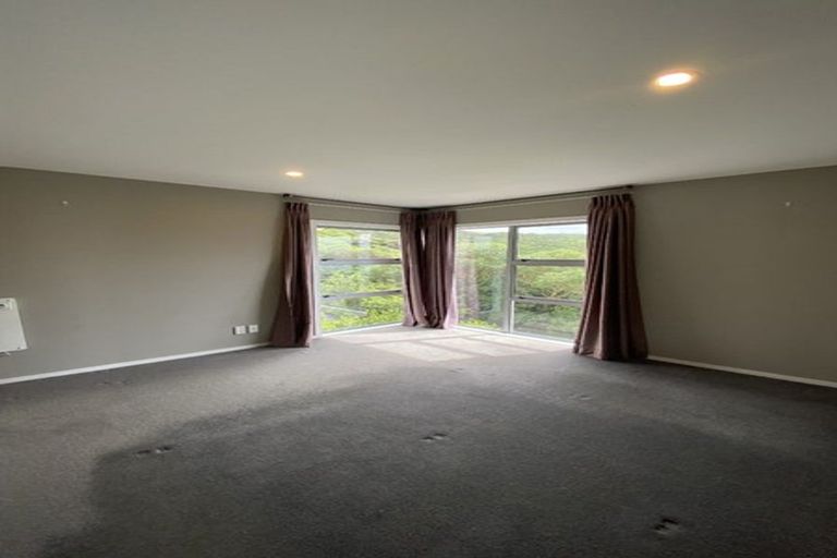 Photo of property in 61 Tamworth Crescent, Newlands, Wellington, 6037