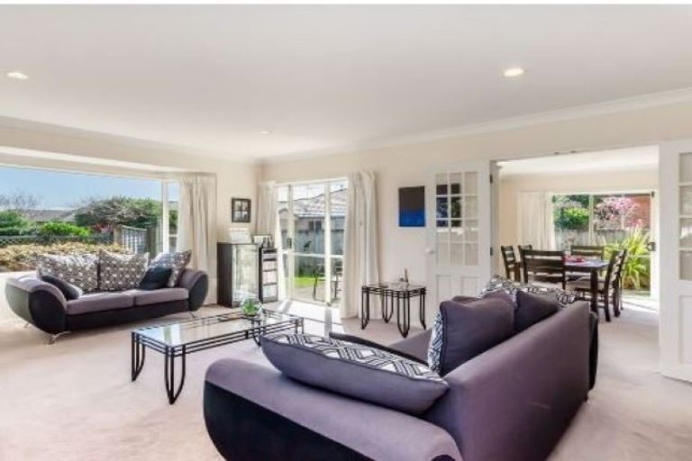 Photo of property in 19 Balmerino Grove, Waikanae, 5036