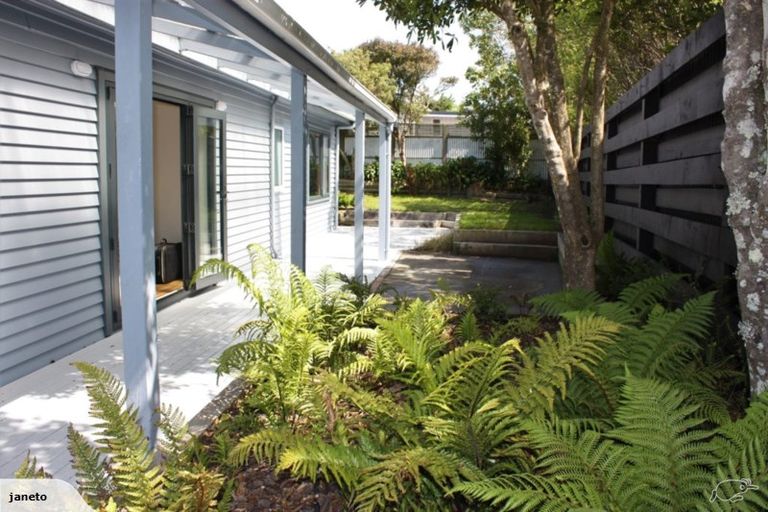 Photo of property in 52 Poto Road, Normandale, Lower Hutt, 5010