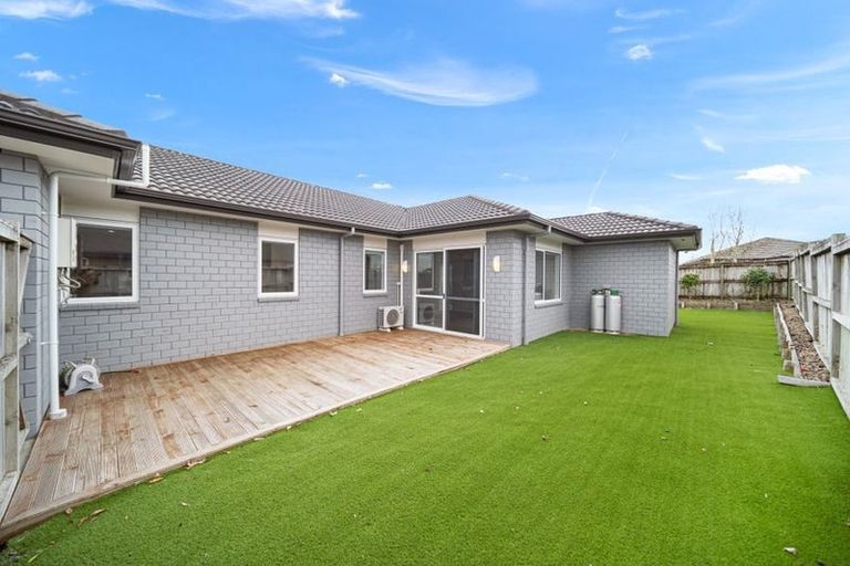 Photo of property in 24 Kilmacrennan Drive, Rosehill, Papakura, 2113