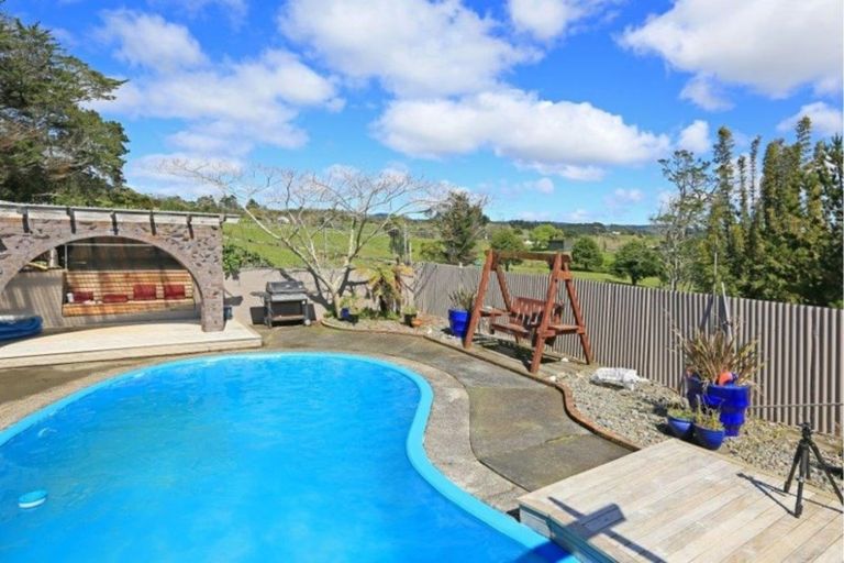 Photo of property in 11 Pine Avenue, Henderson, Auckland, 0612