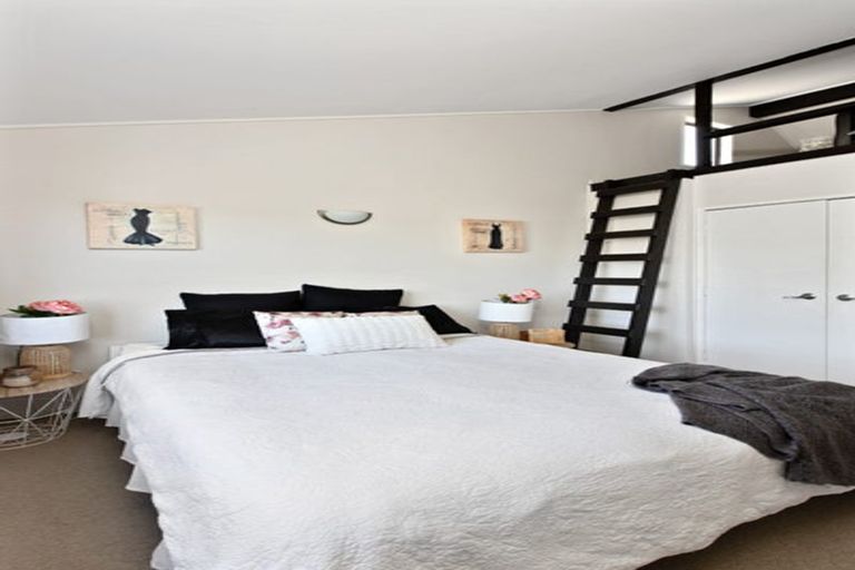 Photo of property in 2/807 East Coast Road, Northcross, Auckland, 0630