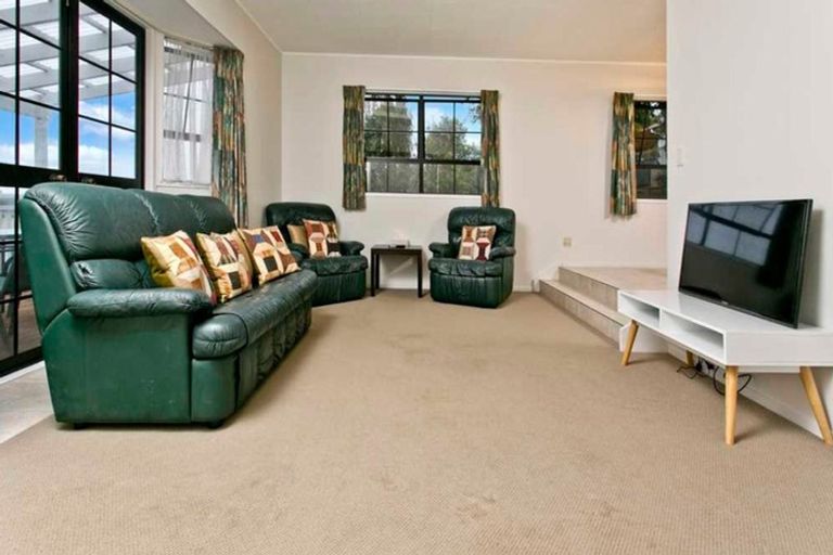 Photo of property in 13 Santiago Crescent, Unsworth Heights, Auckland, 0632