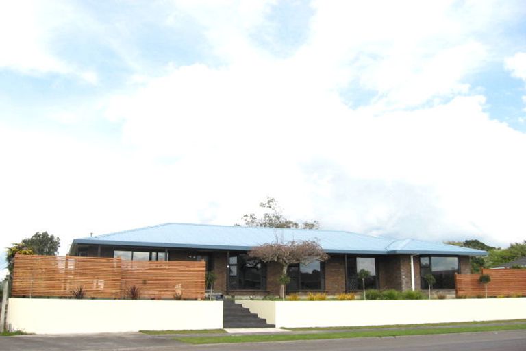 Photo of property in 12 Boulevard Drive, Merrilands, New Plymouth, 4312