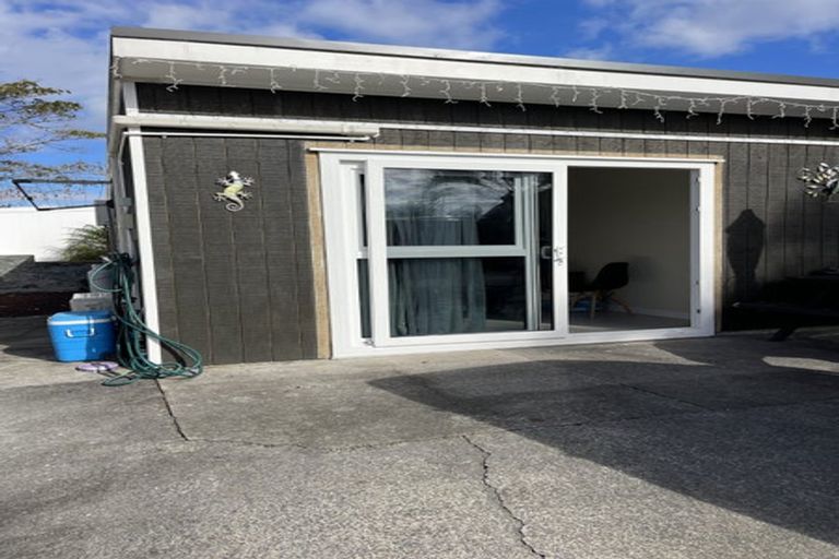 Photo of property in 50 Zefiro Drive, Massey, Auckland, 0614