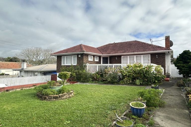 Photo of property in 31 Fruitvale Road, New Lynn, Auckland, 0600