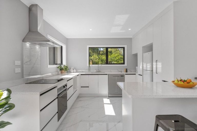 Photo of property in 10 Winnie Close, Acacia Bay, Taupo, 3330