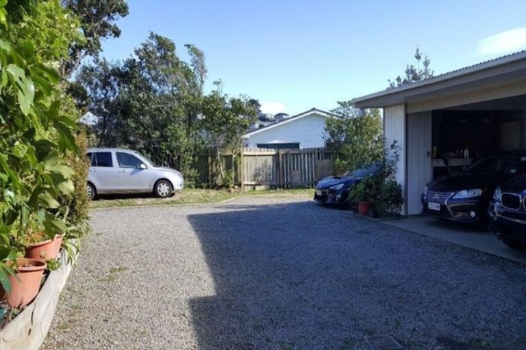 Photo of property in 20 Quigley Street, Newlands, Wellington, 6037
