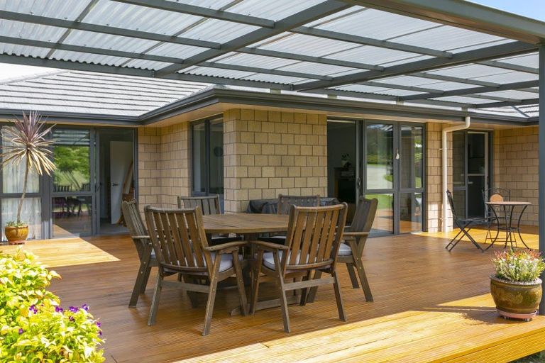 Photo of property in 18 Loch Views Road, Acacia Bay, Taupo, 3385