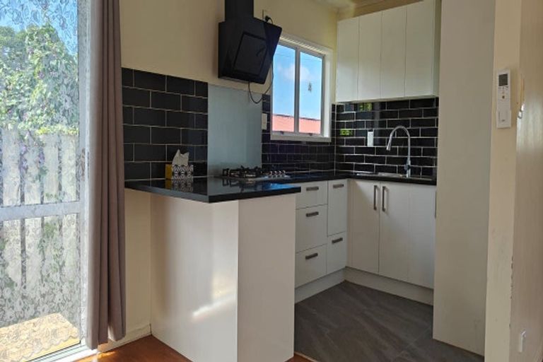 Photo of property in 2/24a Waimumu Road, Massey, Auckland, 0614