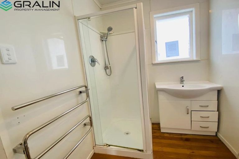 Photo of property in 5 Murray Road, Te Atatu Peninsula, Auckland, 0610