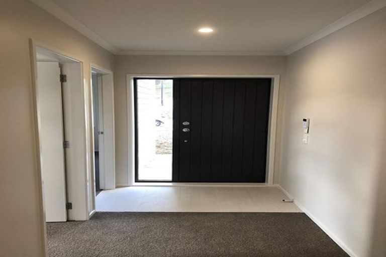 Photo of property in 1 Wairau Lane, Aotea, Porirua, 5024