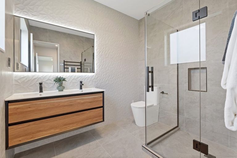 Photo of property in 36 Skulander Crescent, Orewa, 0931