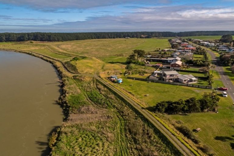 Photo of property in 1915 Parewanui Road, Parewanui, Bulls, 4894