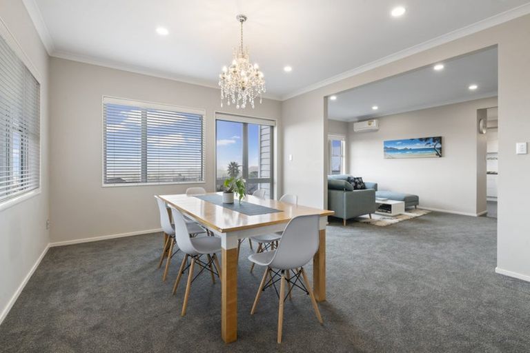 Photo of property in 8 Oak View Terrace, Schnapper Rock, Auckland, 0632